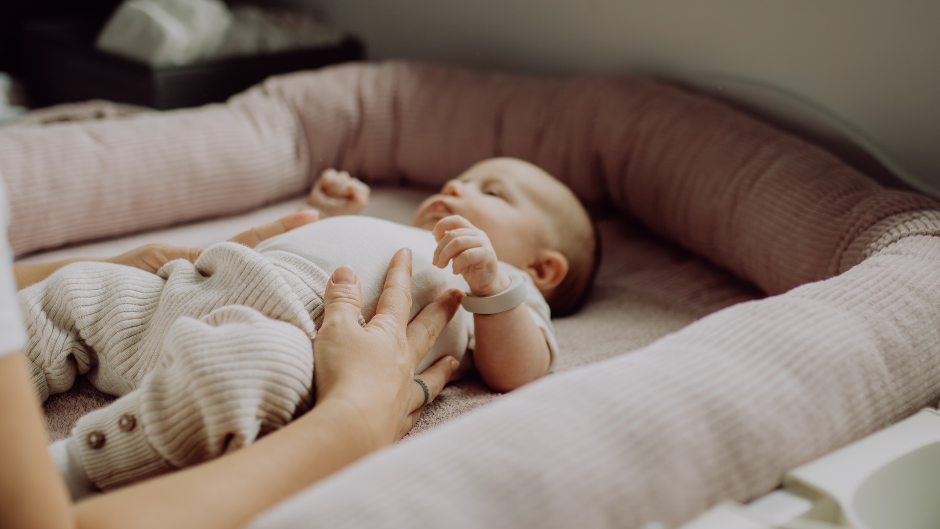 Baby Care Verkauf -Baby Care Verkauf Lilio Produkt Smartes Armband Hero Desktop mama Wickeltisch 1920